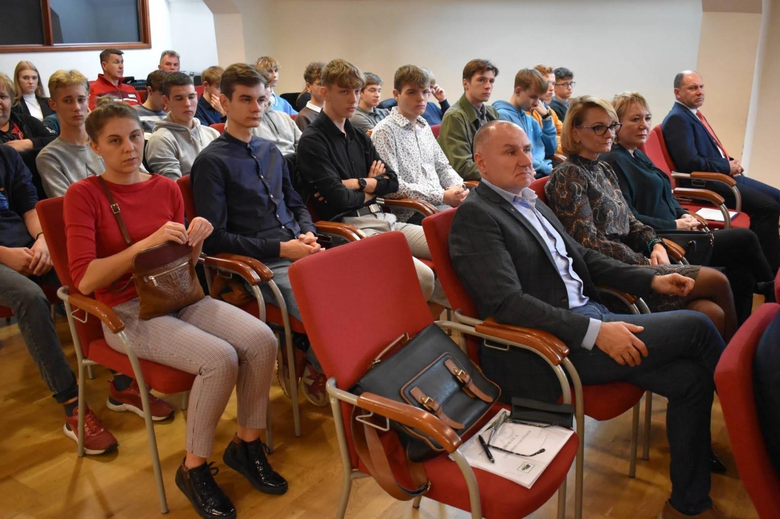 Zdjęcie w galerii na portalu naszraciborz.pl: Uroczyste pasowanie na ucznia zawodu rzemieślniczego wiadomości z regionu