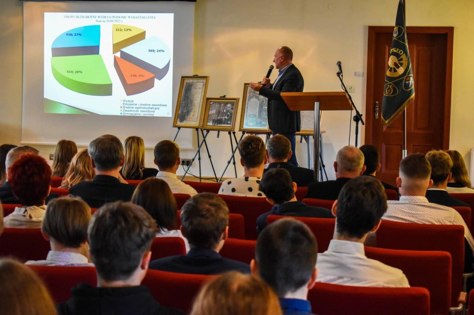 Zdjęcie w galerii na portalu naszraciborz.pl: Uroczyste pasowanie na ucznia zawodu rzemieślniczego wiadomości z regionu