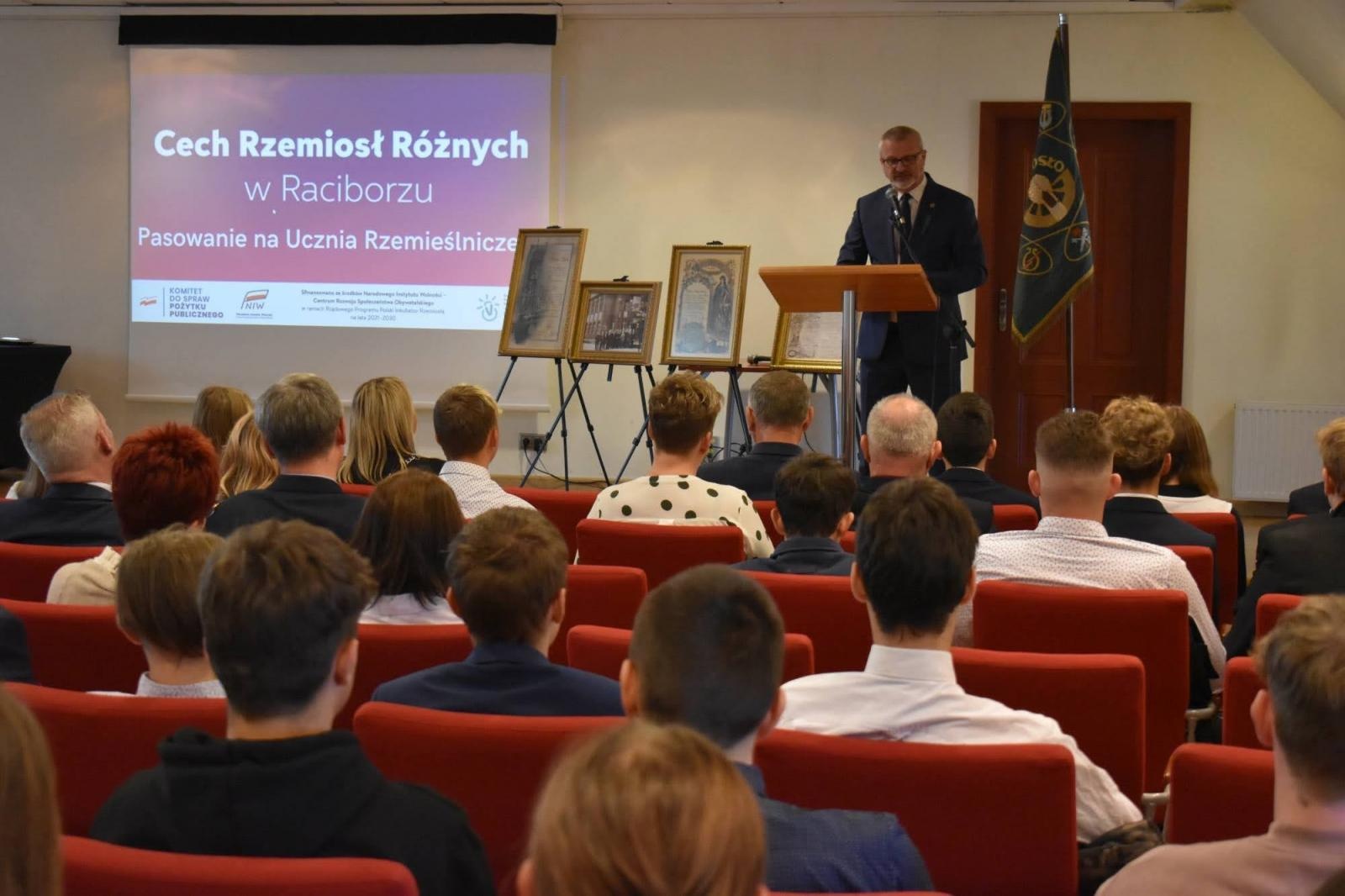 Zdjęcie w galerii na portalu naszraciborz.pl: Uroczyste pasowanie na ucznia zawodu rzemieślniczego wiadomości z regionu