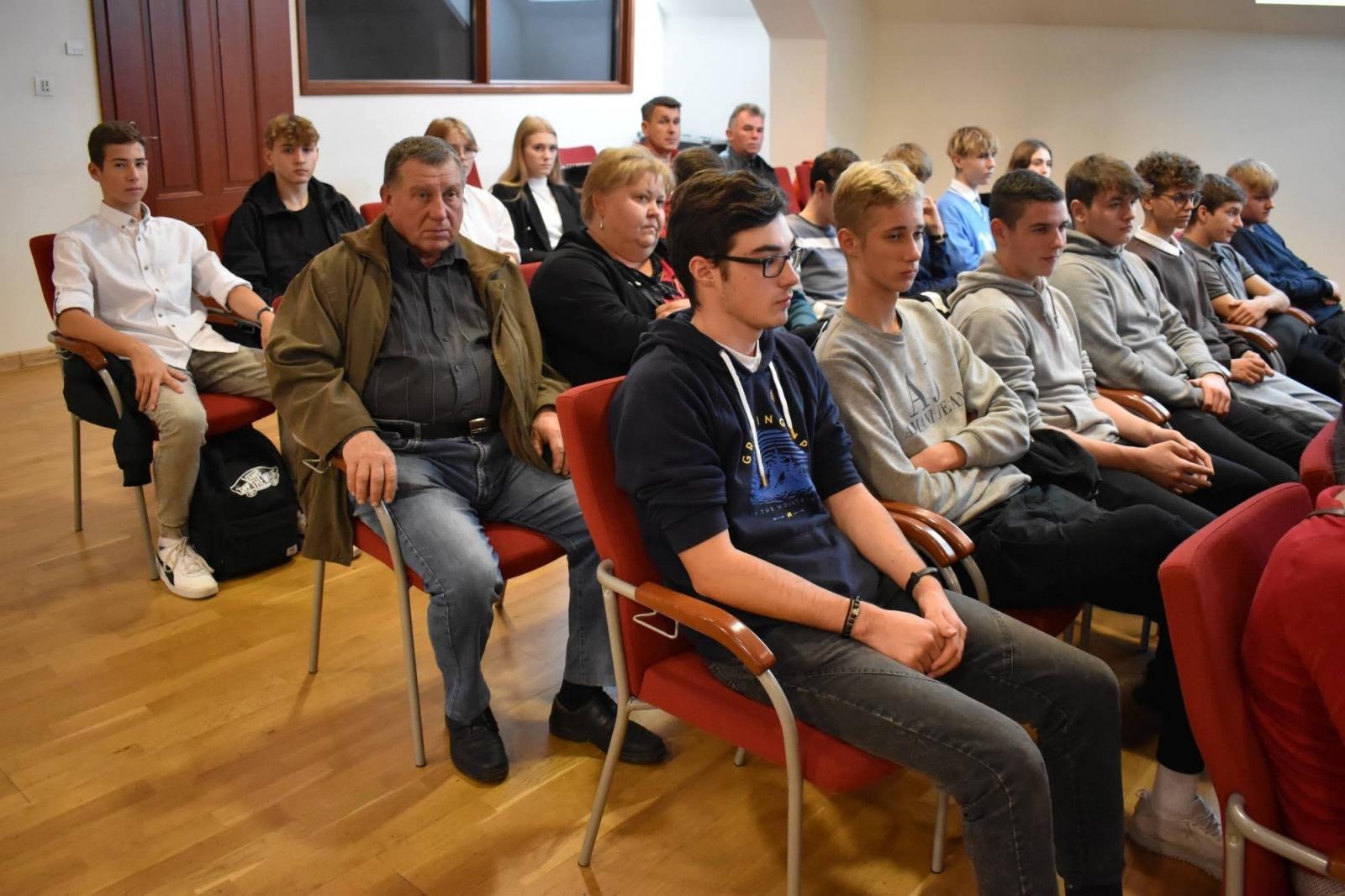 Zdjęcie w galerii na portalu naszraciborz.pl: Uroczyste pasowanie na ucznia zawodu rzemieślniczego wiadomości z regionu