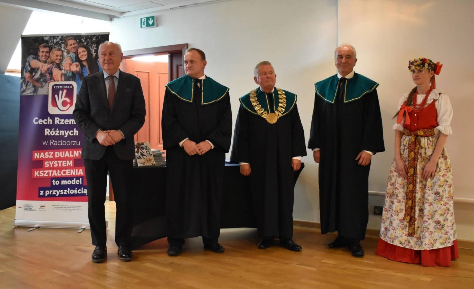 Zdjęcie w galerii na portalu naszraciborz.pl: Uroczyste pasowanie na ucznia zawodu rzemieślniczego wiadomości z regionu