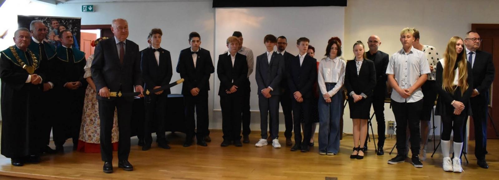 Zdjęcie w galerii na portalu naszraciborz.pl: Uroczyste pasowanie na ucznia zawodu rzemieślniczego wiadomości z regionu