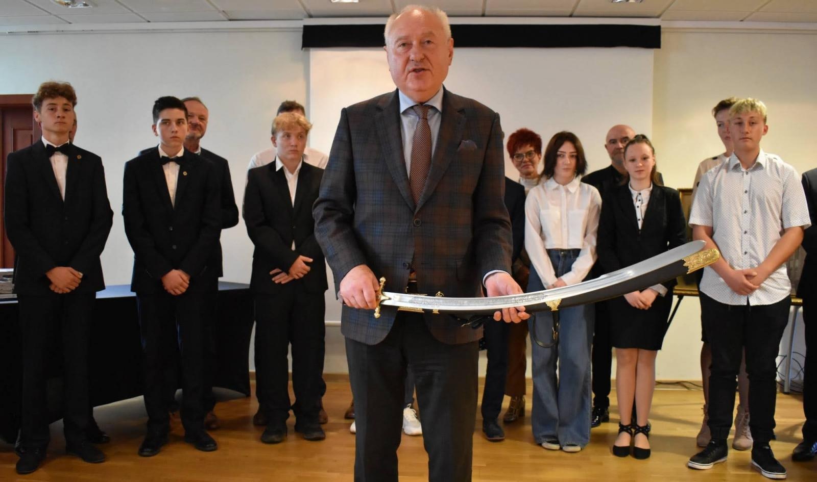 Zdjęcie w galerii na portalu naszraciborz.pl: Uroczyste pasowanie na ucznia zawodu rzemieślniczego wiadomości z regionu