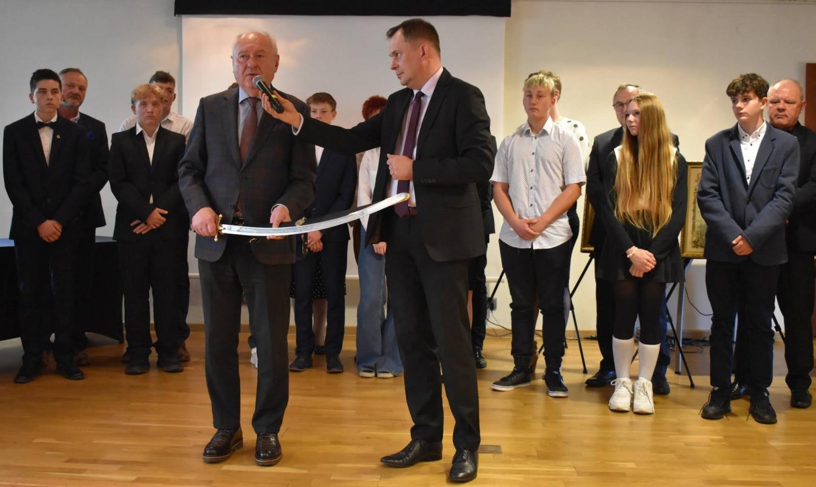 Zdjęcie w galerii na portalu naszraciborz.pl: Uroczyste pasowanie na ucznia zawodu rzemieślniczego wiadomości z regionu