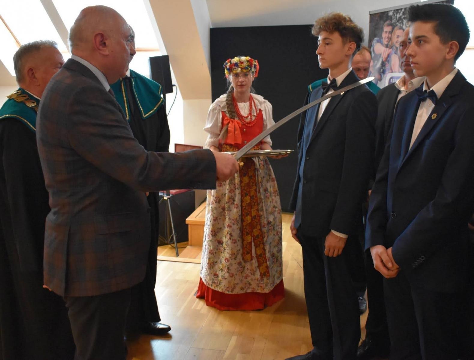 Zdjęcie w galerii na portalu naszraciborz.pl: Uroczyste pasowanie na ucznia zawodu rzemieślniczego wiadomości z regionu