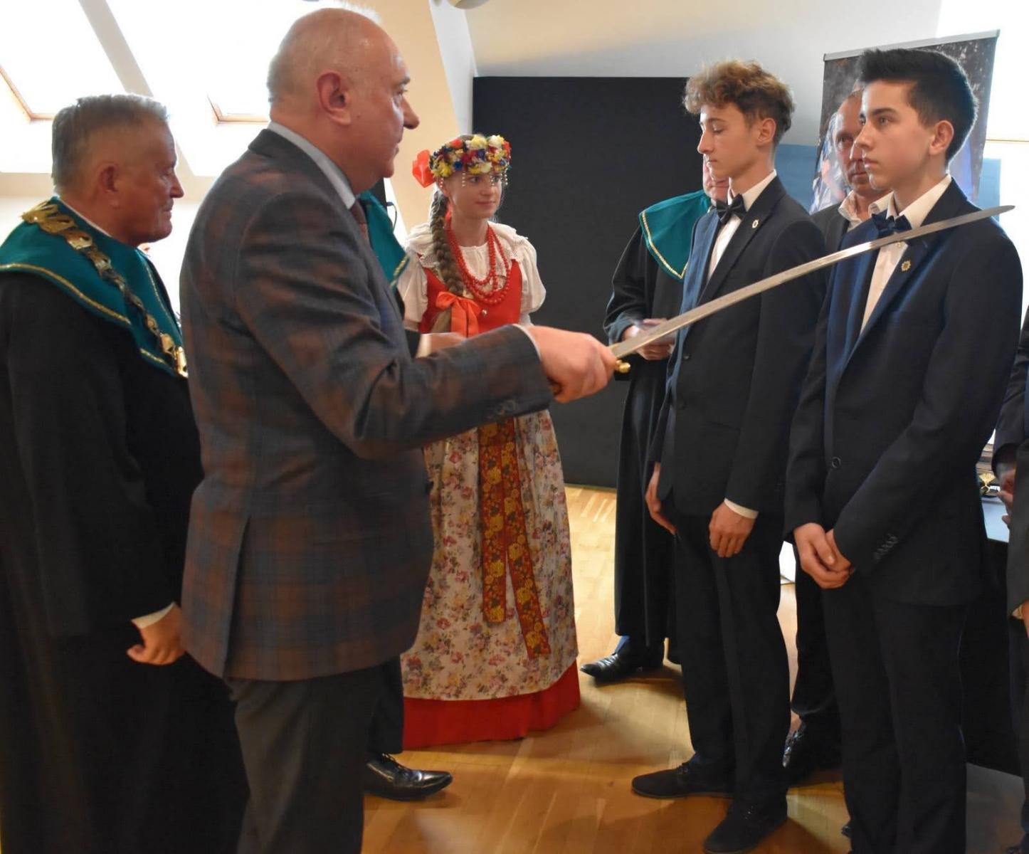 Zdjęcie w galerii na portalu naszraciborz.pl: Uroczyste pasowanie na ucznia zawodu rzemieślniczego wiadomości z regionu