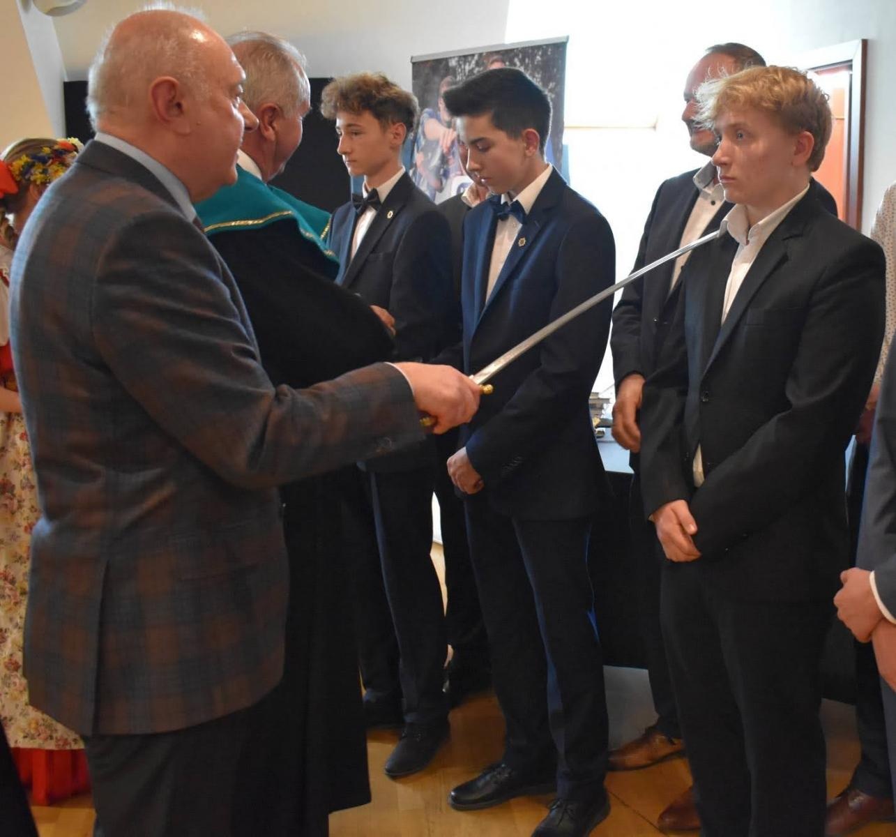 Zdjęcie w galerii na portalu naszraciborz.pl: Uroczyste pasowanie na ucznia zawodu rzemieślniczego wiadomości z regionu