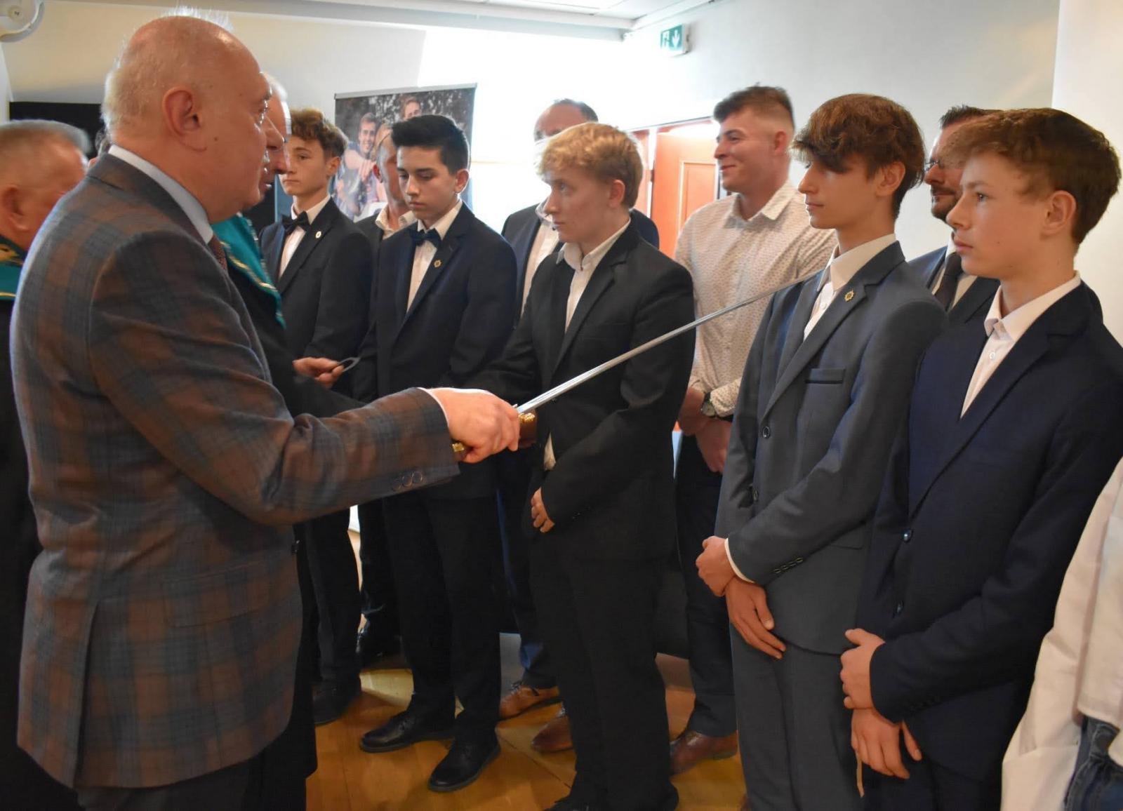 Zdjęcie w galerii na portalu naszraciborz.pl: Uroczyste pasowanie na ucznia zawodu rzemieślniczego wiadomości z regionu