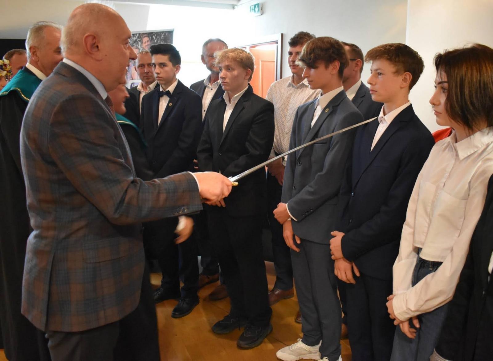 Zdjęcie w galerii na portalu naszraciborz.pl: Uroczyste pasowanie na ucznia zawodu rzemieślniczego wiadomości z regionu