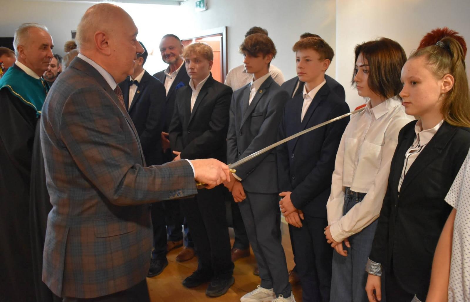 Zdjęcie w galerii na portalu naszraciborz.pl: Uroczyste pasowanie na ucznia zawodu rzemieślniczego wiadomości z regionu