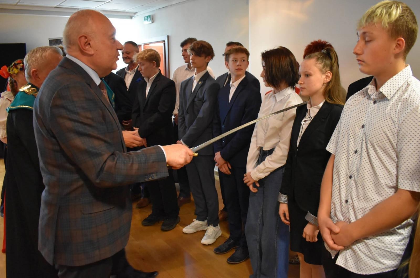 Zdjęcie w galerii na portalu naszraciborz.pl: Uroczyste pasowanie na ucznia zawodu rzemieślniczego wiadomości z regionu