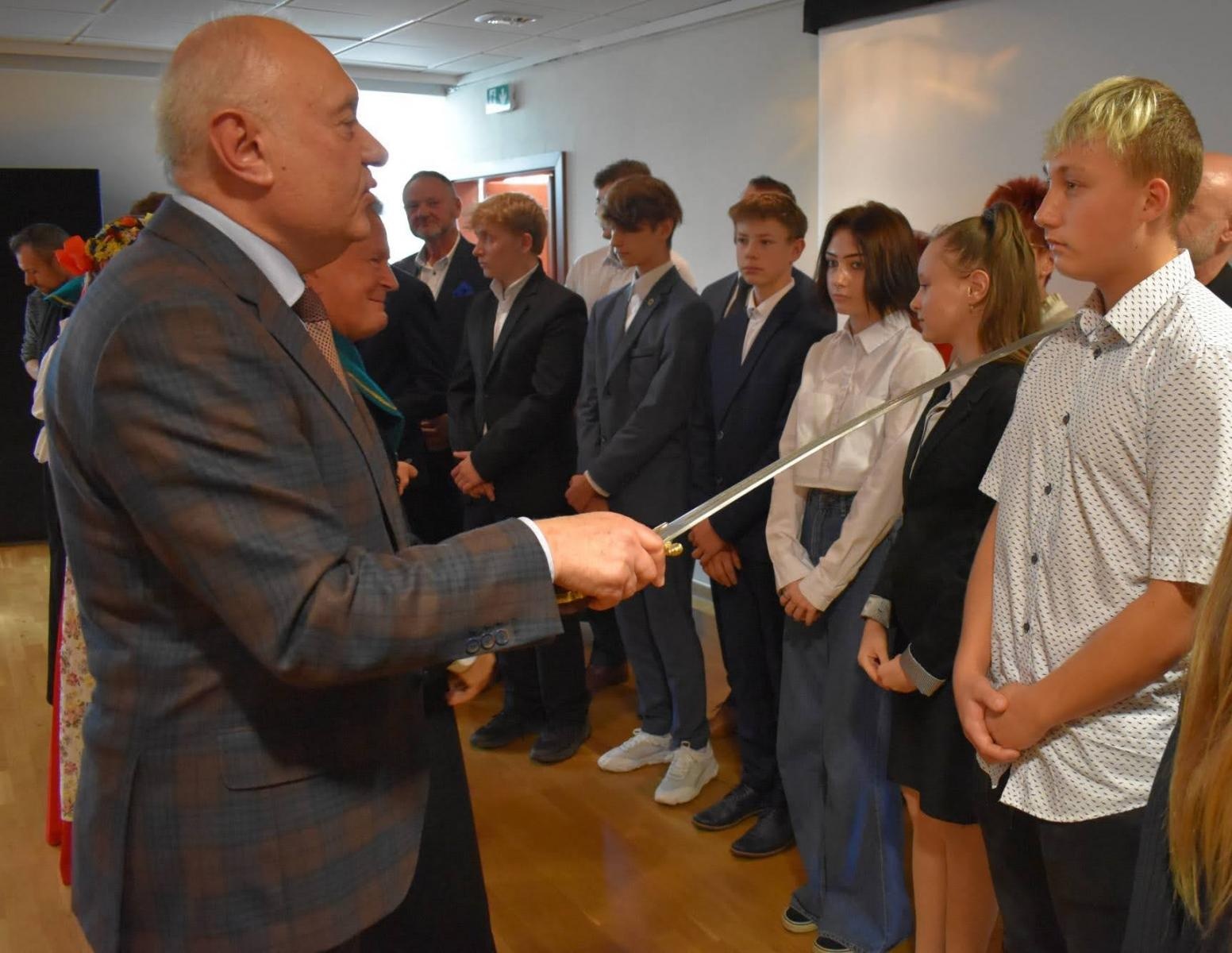 Zdjęcie w galerii na portalu naszraciborz.pl: Uroczyste pasowanie na ucznia zawodu rzemieślniczego wiadomości z regionu