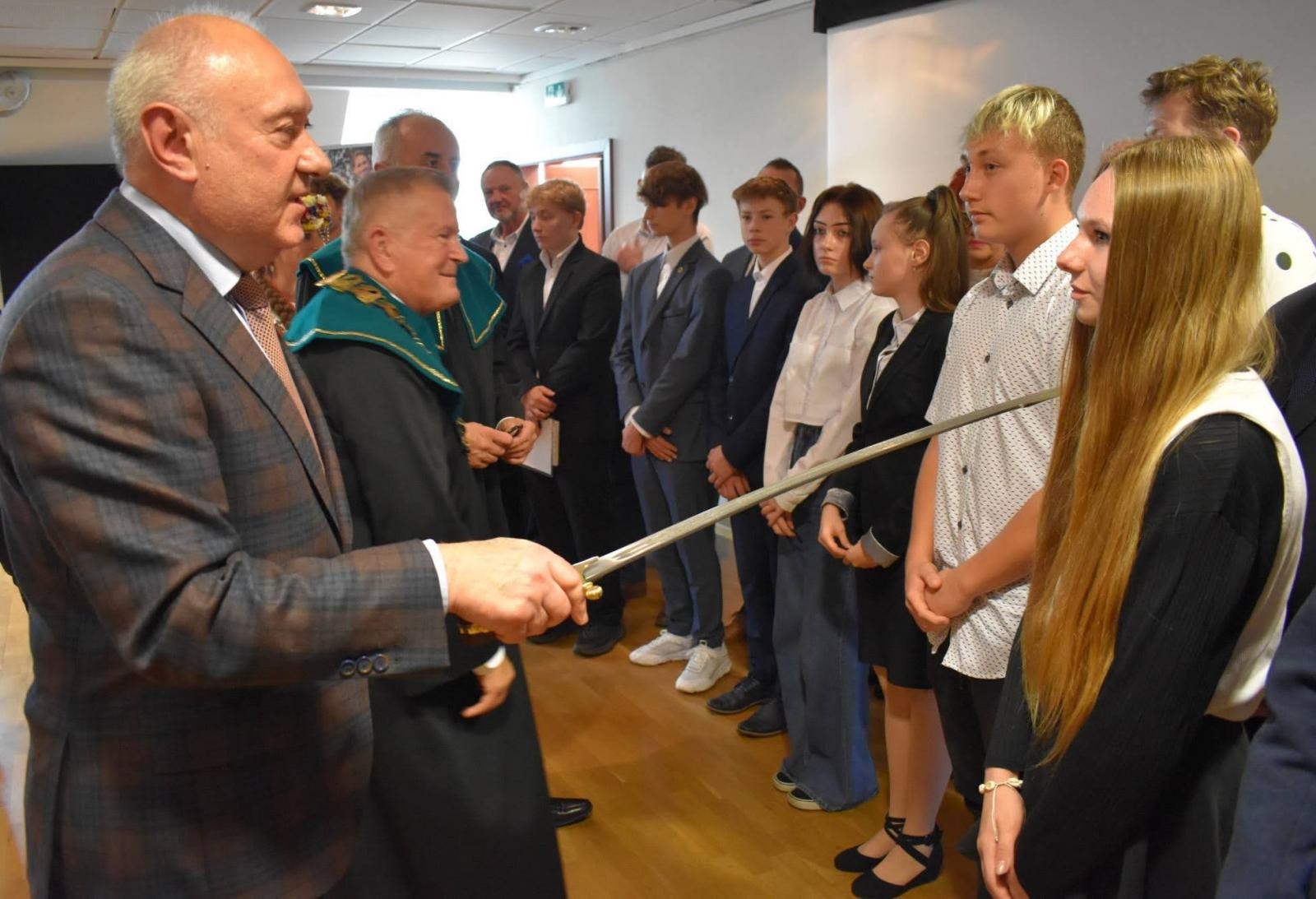 Zdjęcie w galerii na portalu naszraciborz.pl: Uroczyste pasowanie na ucznia zawodu rzemieślniczego wiadomości z regionu