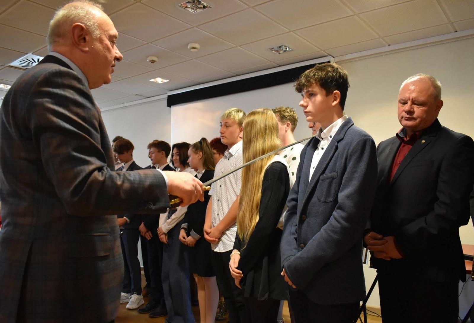 Zdjęcie w galerii na portalu naszraciborz.pl: Uroczyste pasowanie na ucznia zawodu rzemieślniczego wiadomości z regionu