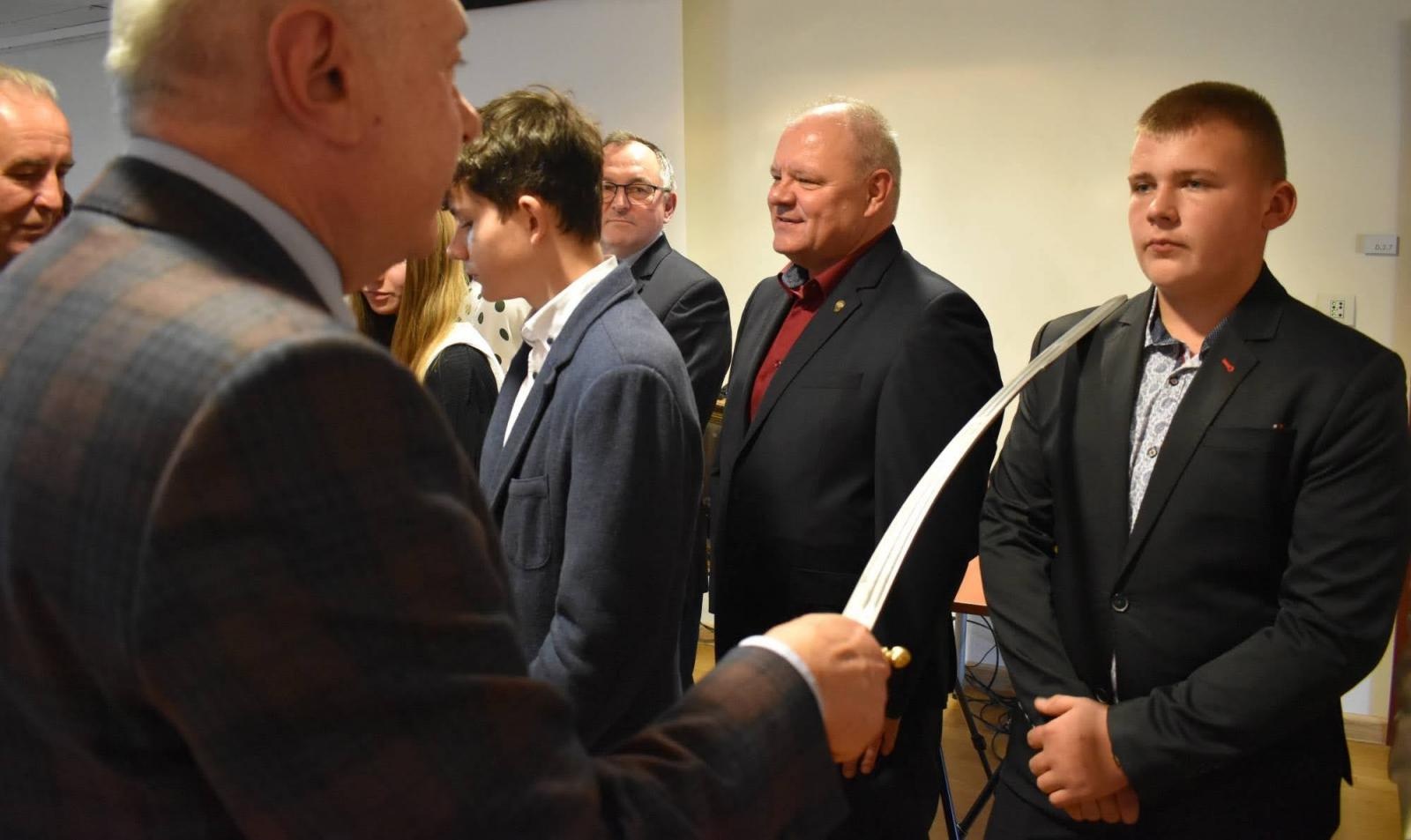 Zdjęcie w galerii na portalu naszraciborz.pl: Uroczyste pasowanie na ucznia zawodu rzemieślniczego wiadomości z regionu