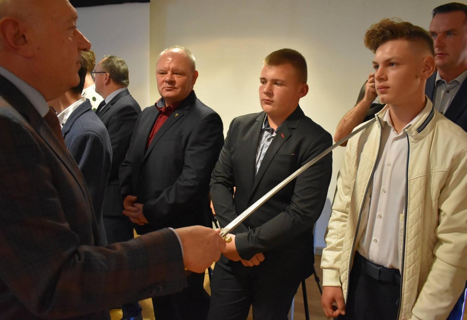 Zdjęcie w galerii na portalu naszraciborz.pl: Uroczyste pasowanie na ucznia zawodu rzemieślniczego wiadomości z regionu