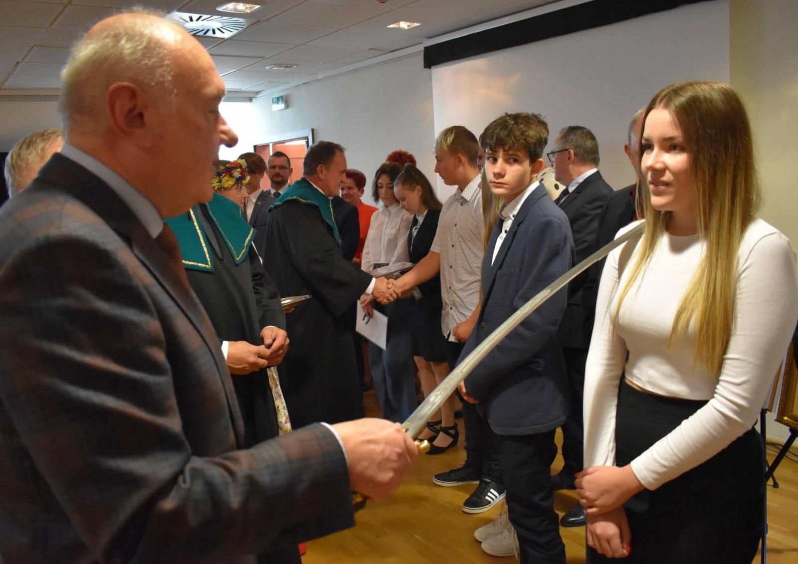 Zdjęcie w galerii na portalu naszraciborz.pl: Uroczyste pasowanie na ucznia zawodu rzemieślniczego wiadomości z regionu