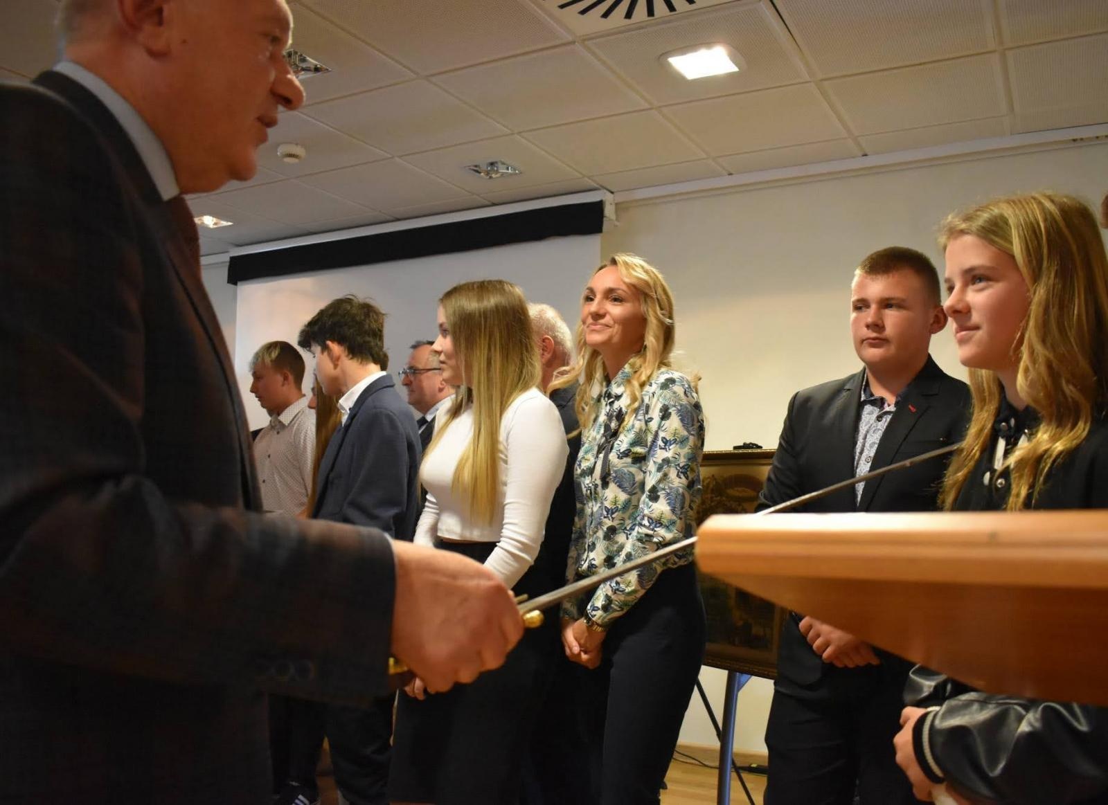 Zdjęcie w galerii na portalu naszraciborz.pl: Uroczyste pasowanie na ucznia zawodu rzemieślniczego wiadomości z regionu