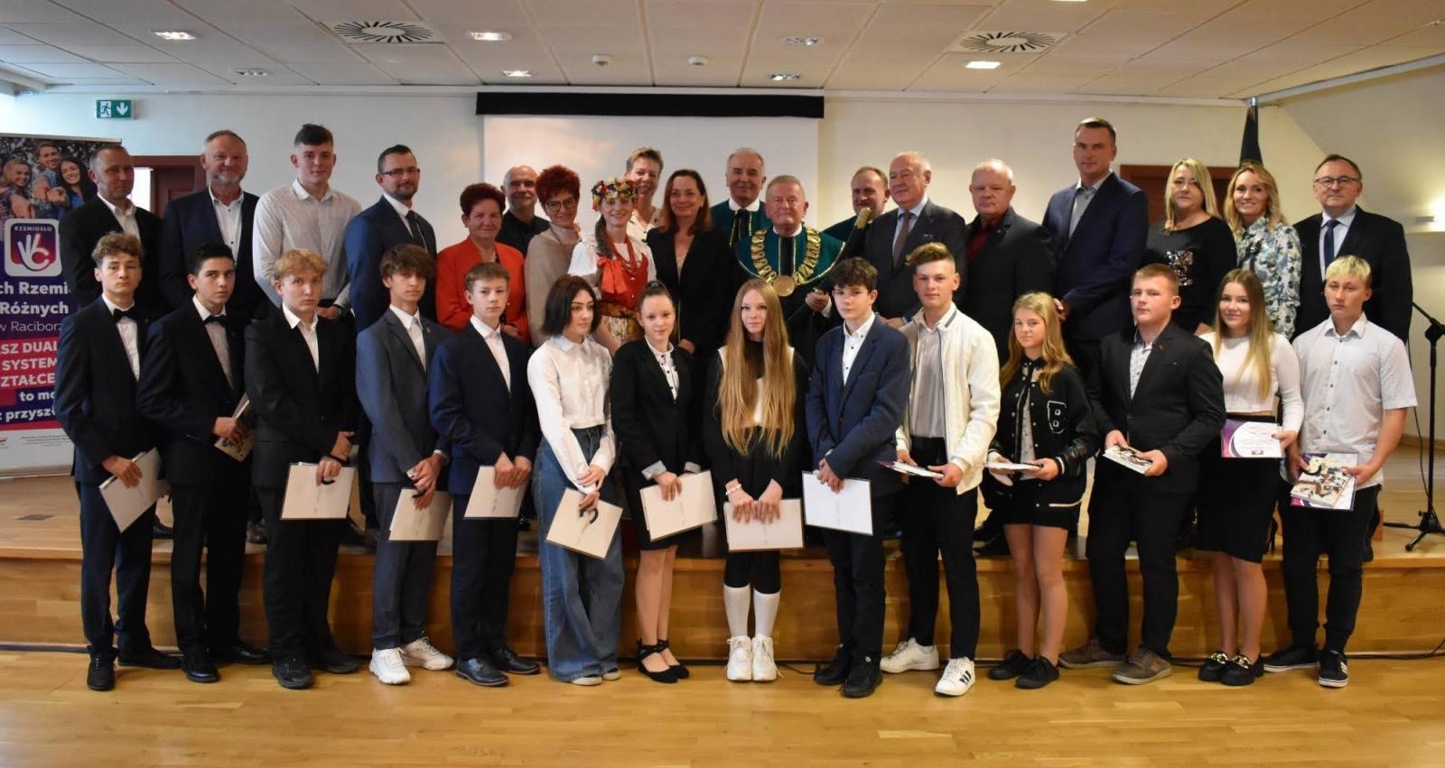 Zdjęcie w galerii na portalu naszraciborz.pl: Uroczyste pasowanie na ucznia zawodu rzemieślniczego wiadomości z regionu