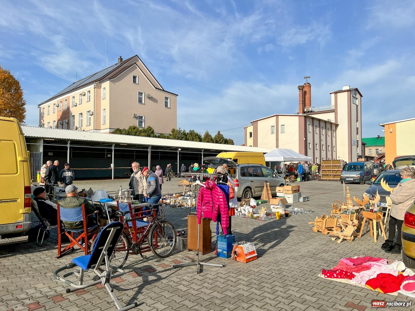Zdjęcie w galerii na portalu naszraciborz.pl: Ciepła jesień sprzyja handlowi w Pietrowicach Wielkich [FOTO i WIDEO] wiadomości z regionu