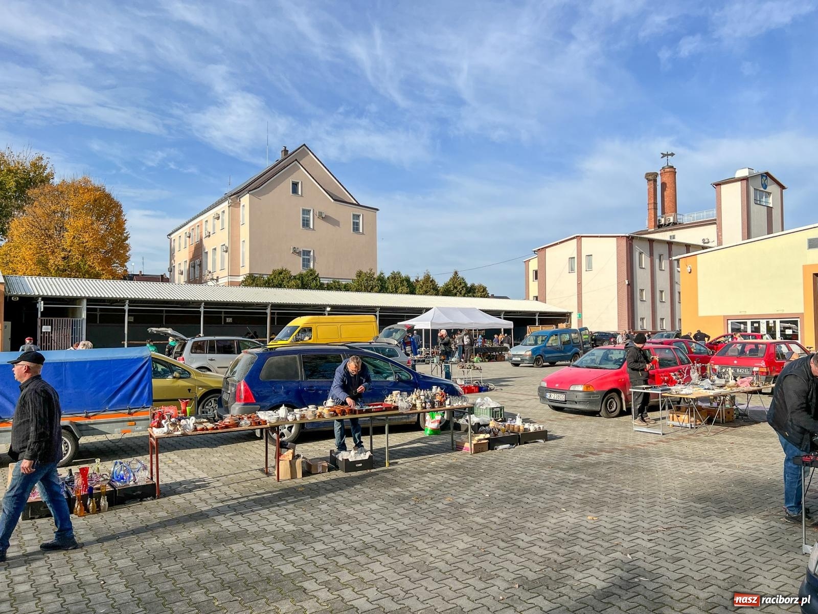 Zdjęcie w galerii na portalu naszraciborz.pl: Ciepła jesień sprzyja handlowi w Pietrowicach Wielkich [FOTO i WIDEO] wiadomości z regionu