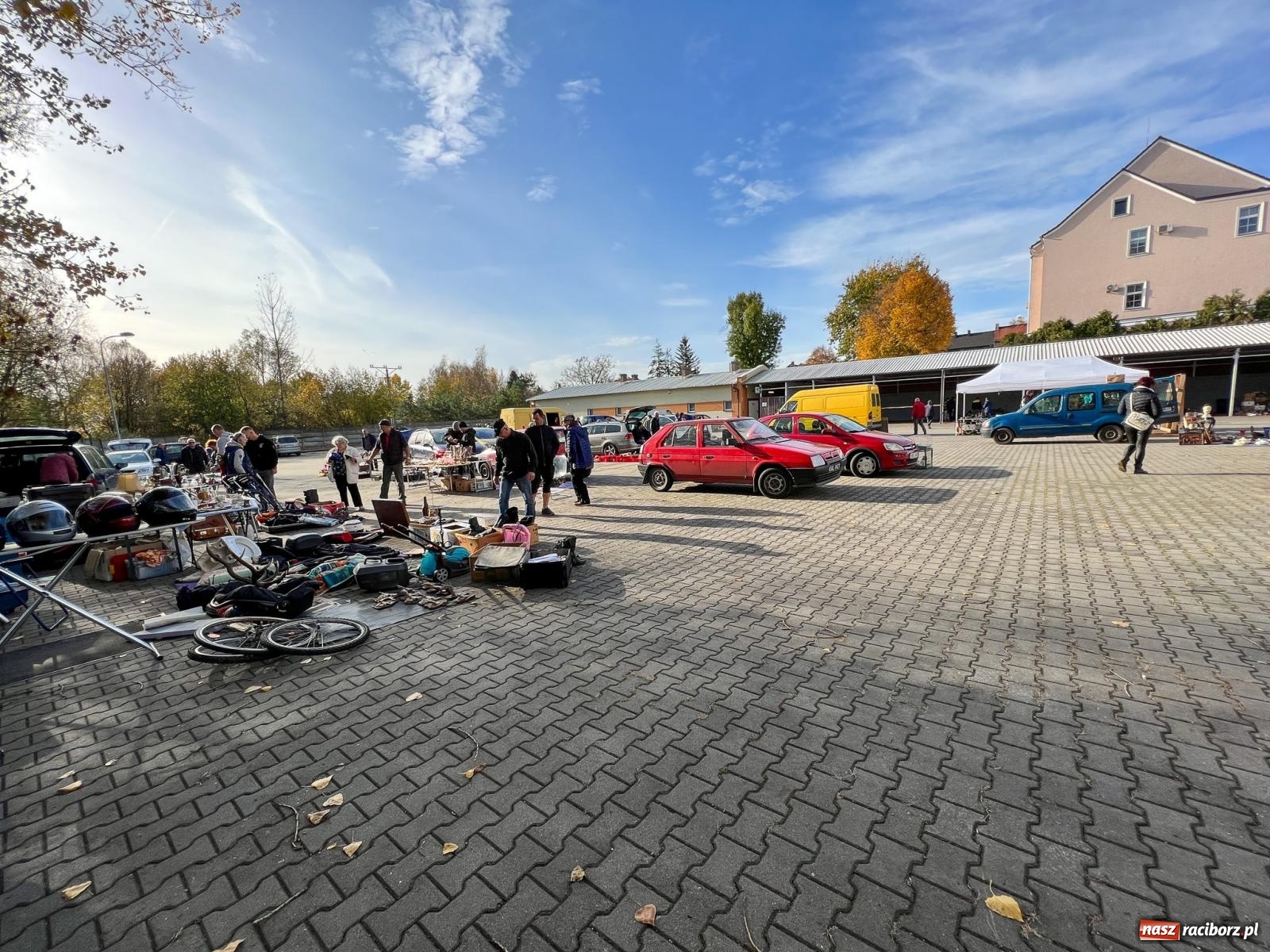 Zdjęcie w galerii na portalu naszraciborz.pl: Ciepła jesień sprzyja handlowi w Pietrowicach Wielkich [FOTO i WIDEO] wiadomości z regionu