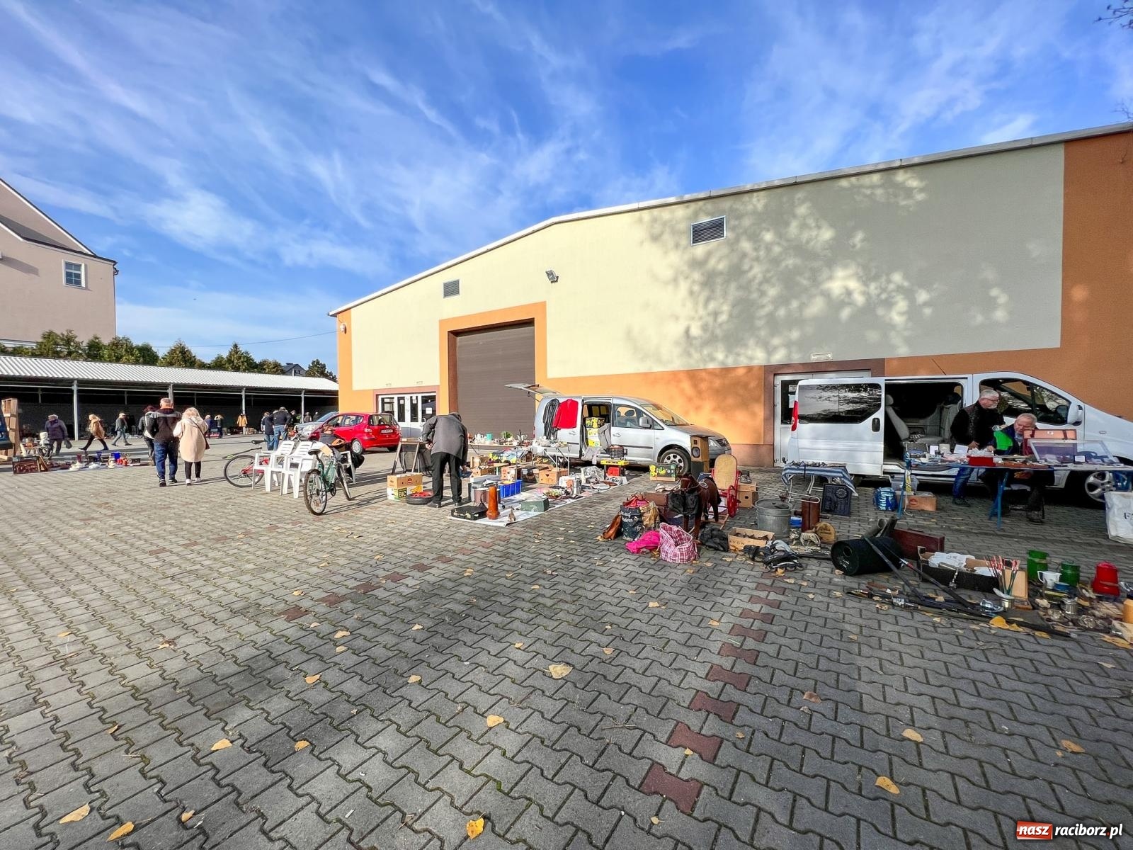 Zdjęcie w galerii na portalu naszraciborz.pl: Ciepła jesień sprzyja handlowi w Pietrowicach Wielkich [FOTO i WIDEO] wiadomości z regionu