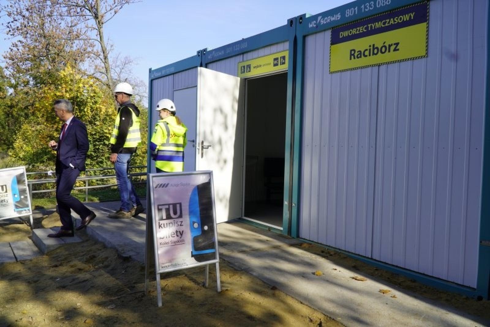 Zdjęcie w galerii na portalu naszraciborz.pl: Tymczasowy dworzec PKP już funkcjonuje [FOTO] wiadomości z regionu