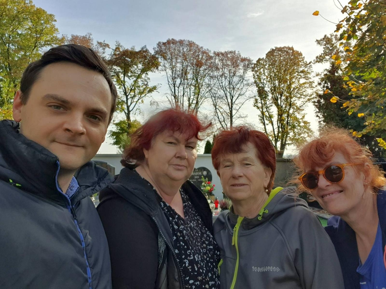 Zdjęcie w galerii na portalu naszraciborz.pl: Wolontariusze Polski 2050 porządkują zapomniane groby wiadomości z regionu