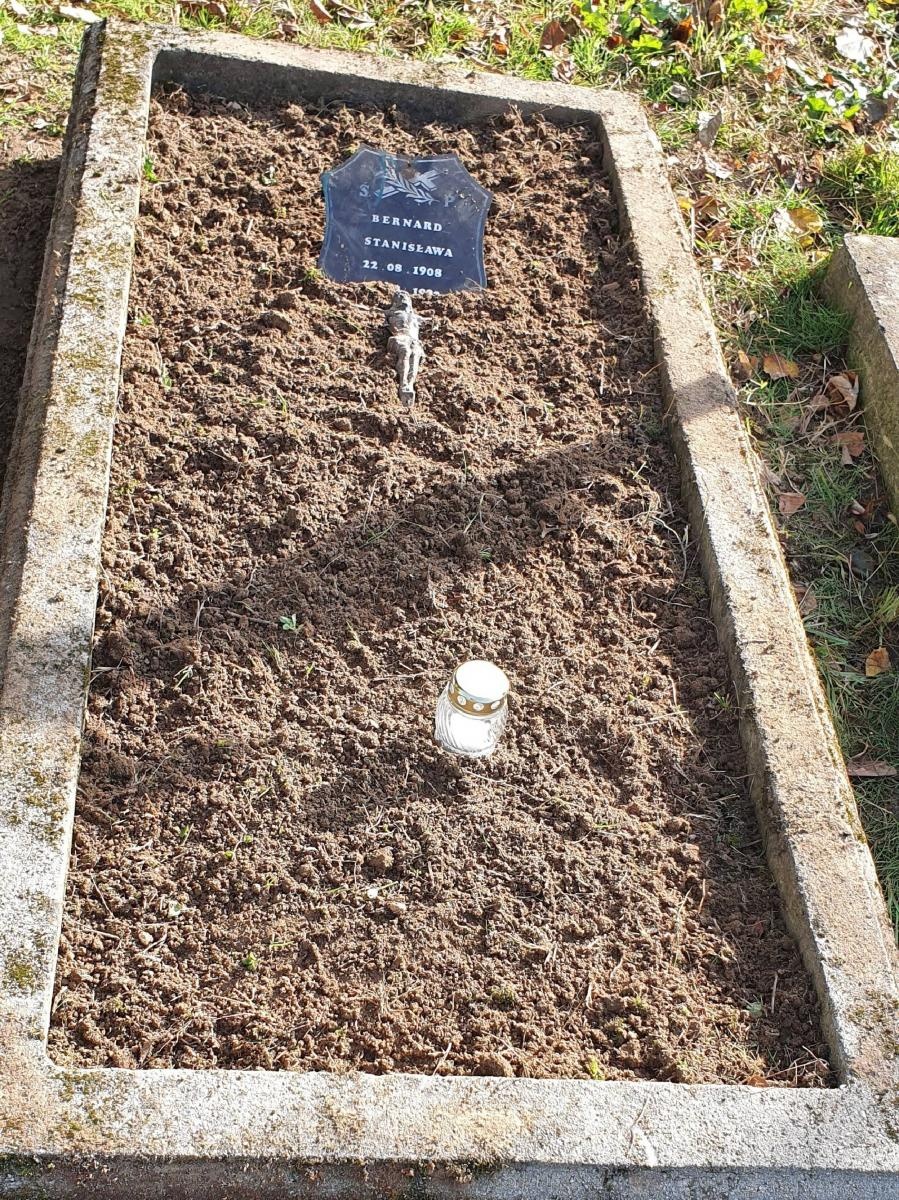 Zdjęcie w galerii na portalu naszraciborz.pl: Wolontariusze Polski 2050 porządkują zapomniane groby wiadomości z regionu