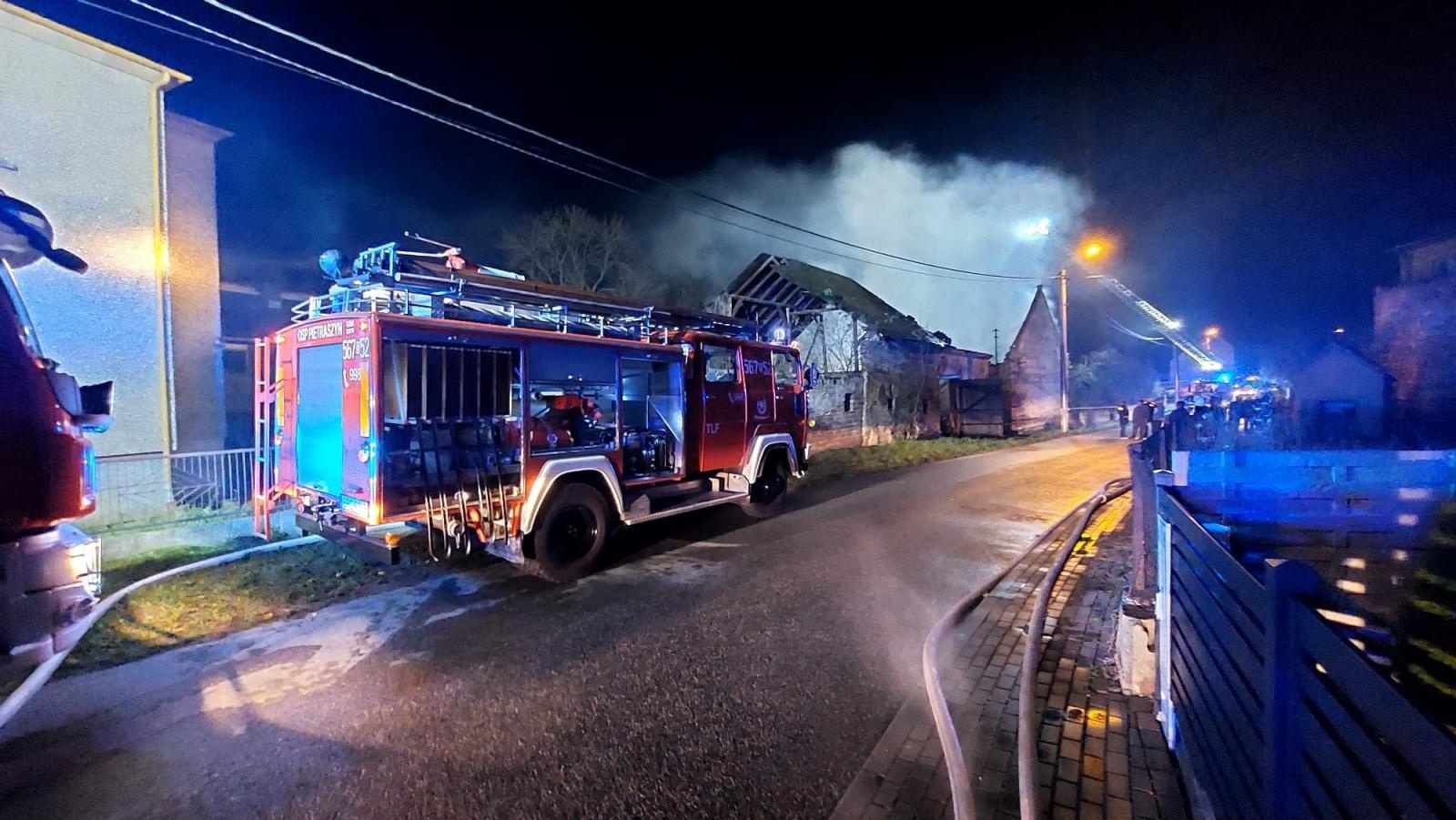 Zdjęcie w galerii na portalu naszraciborz.pl: 200 tys. zł strat w nocnym pożarze stodoły w Pietraszynie. To celowe podpalenie? [FOTO i WIDEO] wiadomości z regionu