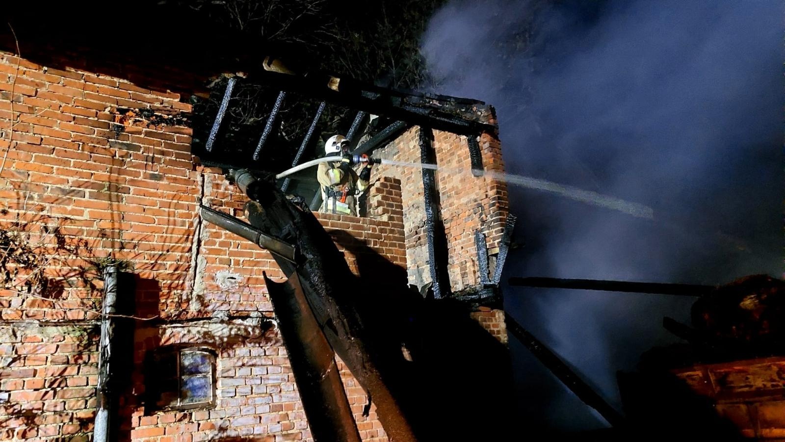 Zdjęcie w galerii na portalu naszraciborz.pl: 200 tys. zł strat w nocnym pożarze stodoły w Pietraszynie. To celowe podpalenie? [FOTO i WIDEO] wiadomości z regionu