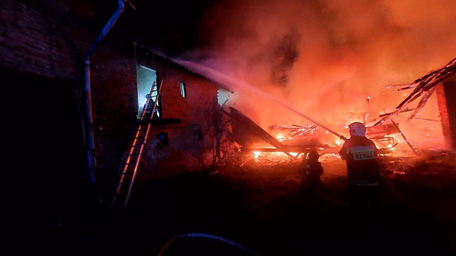 Zdjęcie w galerii na portalu naszraciborz.pl: 200 tys. zł strat w nocnym pożarze stodoły w Pietraszynie. To celowe podpalenie? [FOTO i WIDEO] wiadomości z regionu
