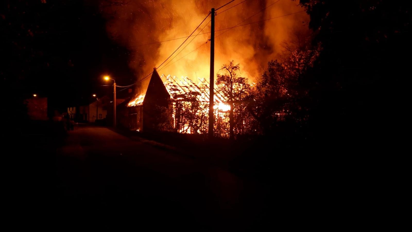 Zdjęcie w galerii na portalu naszraciborz.pl: 200 tys. zł strat w nocnym pożarze stodoły w Pietraszynie. To celowe podpalenie? [FOTO i WIDEO] wiadomości z regionu