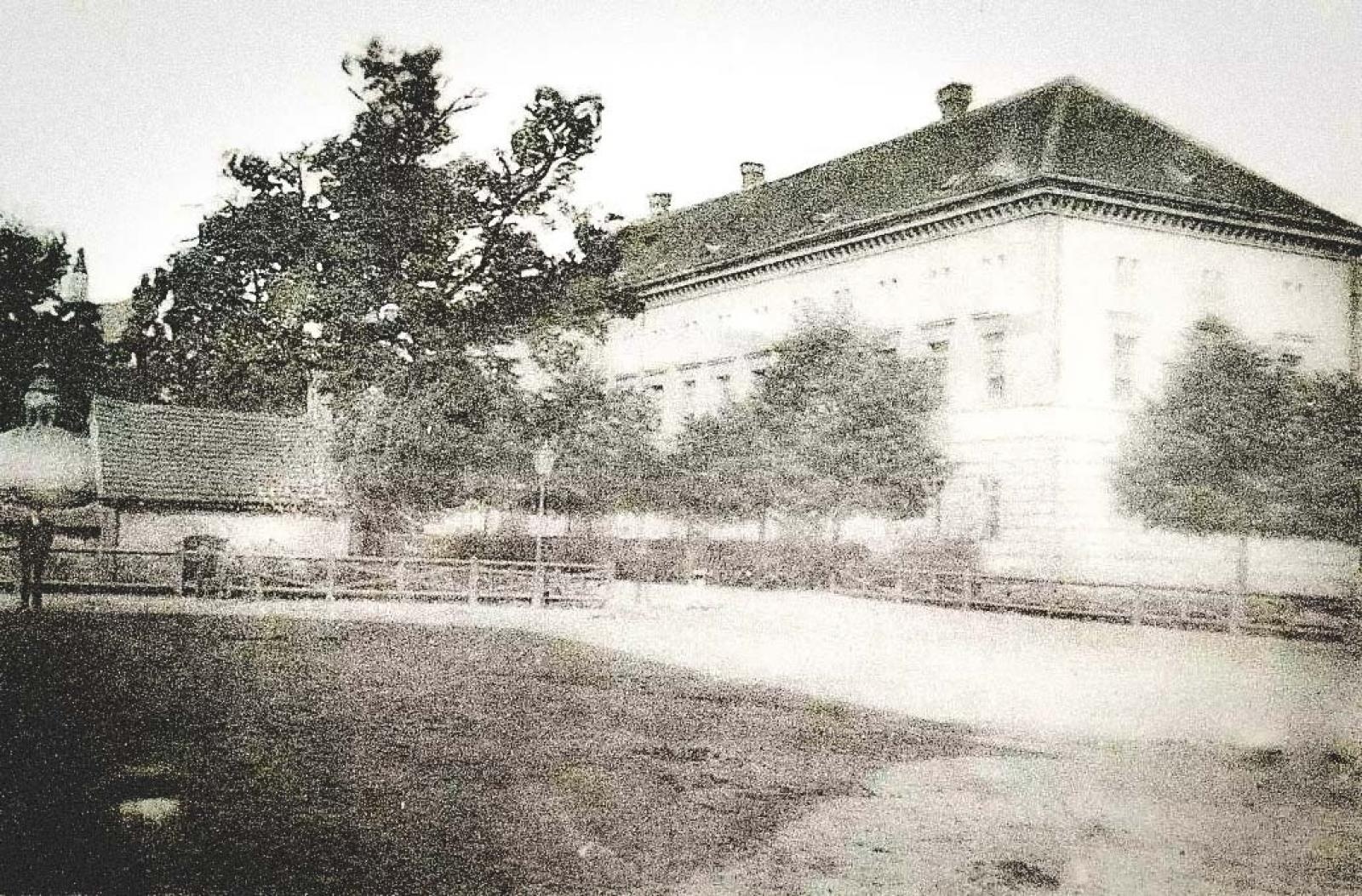 Zdjęcie w galerii na portalu naszraciborz.pl: Widzieli oni stojącą białą postać, która ich spokojnie obserwowała... wiadomości z regionu