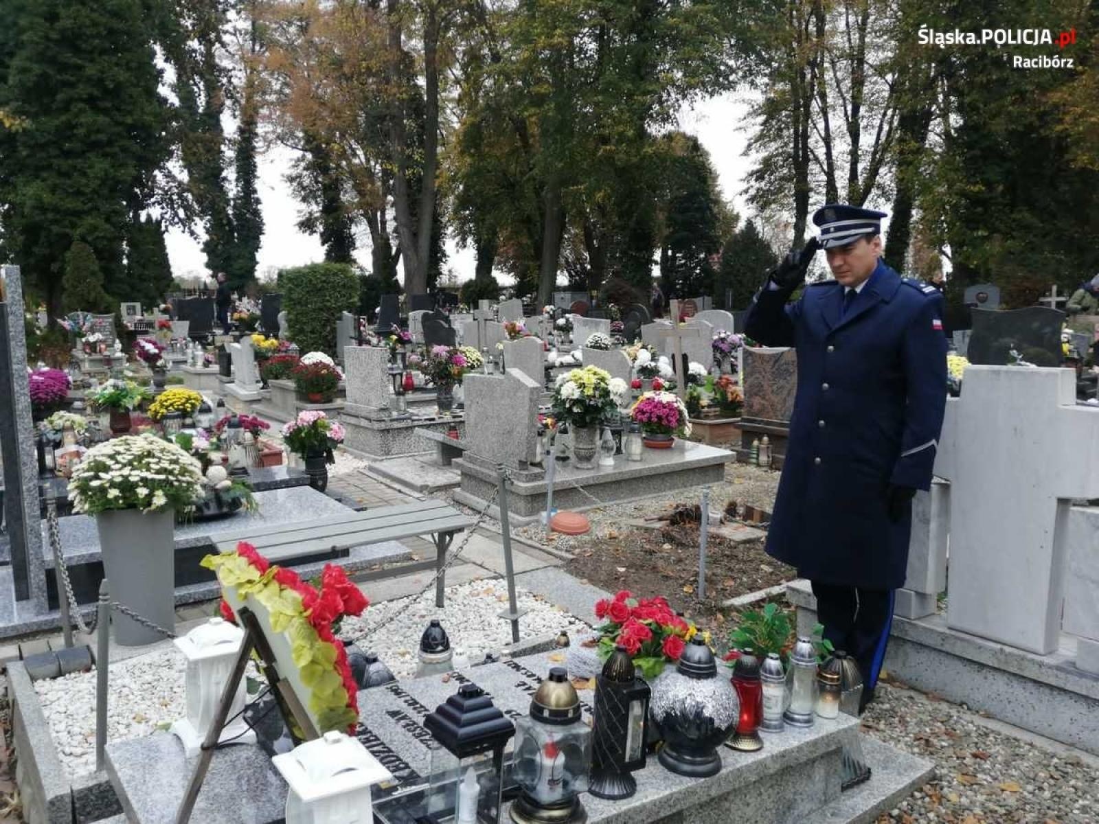 Zdjęcie w galerii na portalu naszraciborz.pl: Komendant oddał hołd poległym policjantom, w tym swojemu pradziadkowi wiadomości z regionu