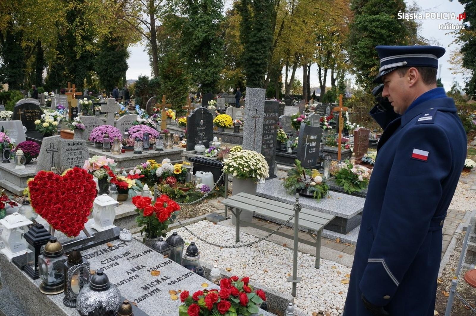 Zdjęcie w galerii na portalu naszraciborz.pl: Komendant oddał hołd poległym policjantom, w tym swojemu pradziadkowi wiadomości z regionu