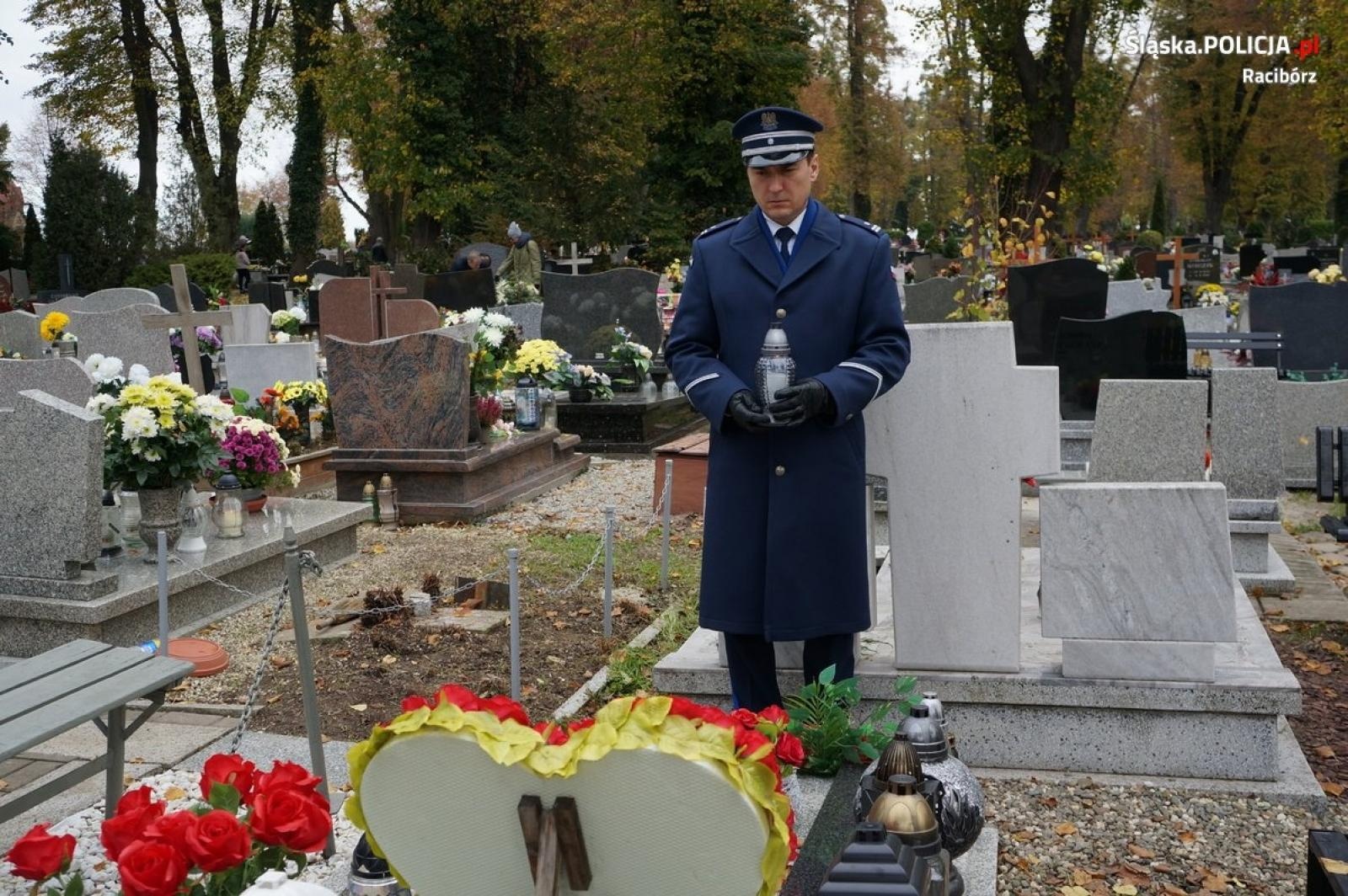 Zdjęcie w galerii na portalu naszraciborz.pl: Komendant oddał hołd poległym policjantom, w tym swojemu pradziadkowi wiadomości z regionu