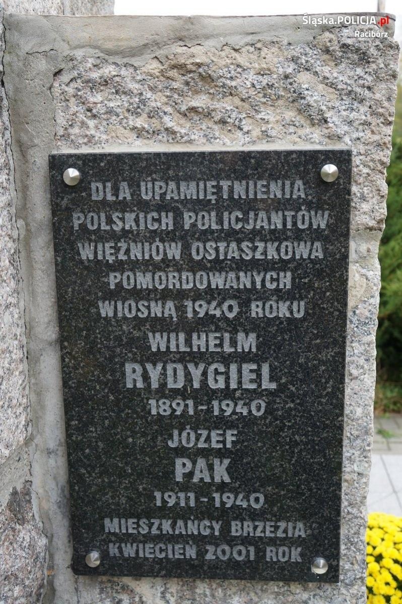 Zdjęcie w galerii na portalu naszraciborz.pl: Komendant oddał hołd poległym policjantom, w tym swojemu pradziadkowi wiadomości z regionu