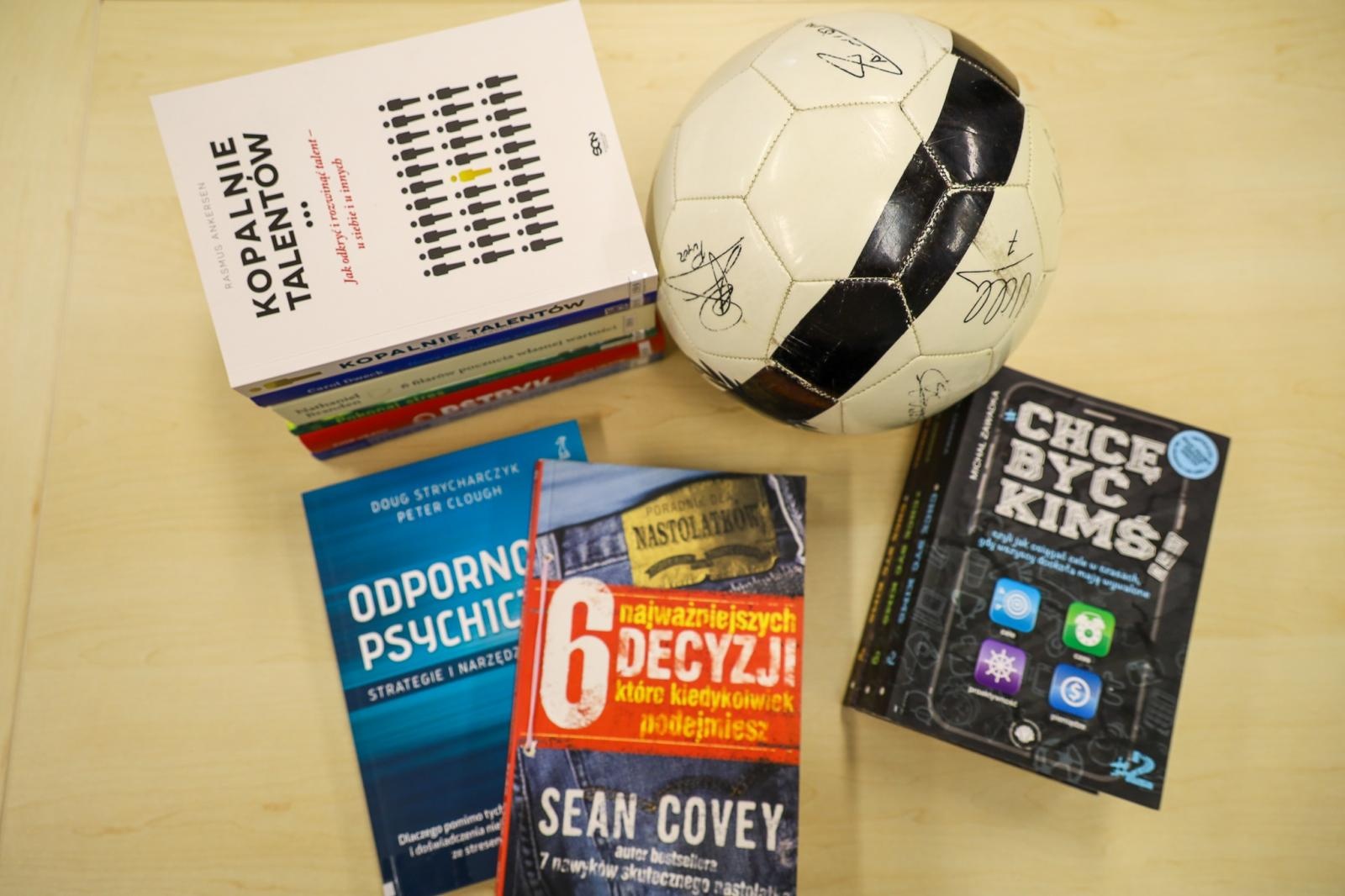 Zdjęcie w galerii na portalu naszraciborz.pl: Raciborska biblioteka rozbudowała dział sportowy wiadomości z regionu