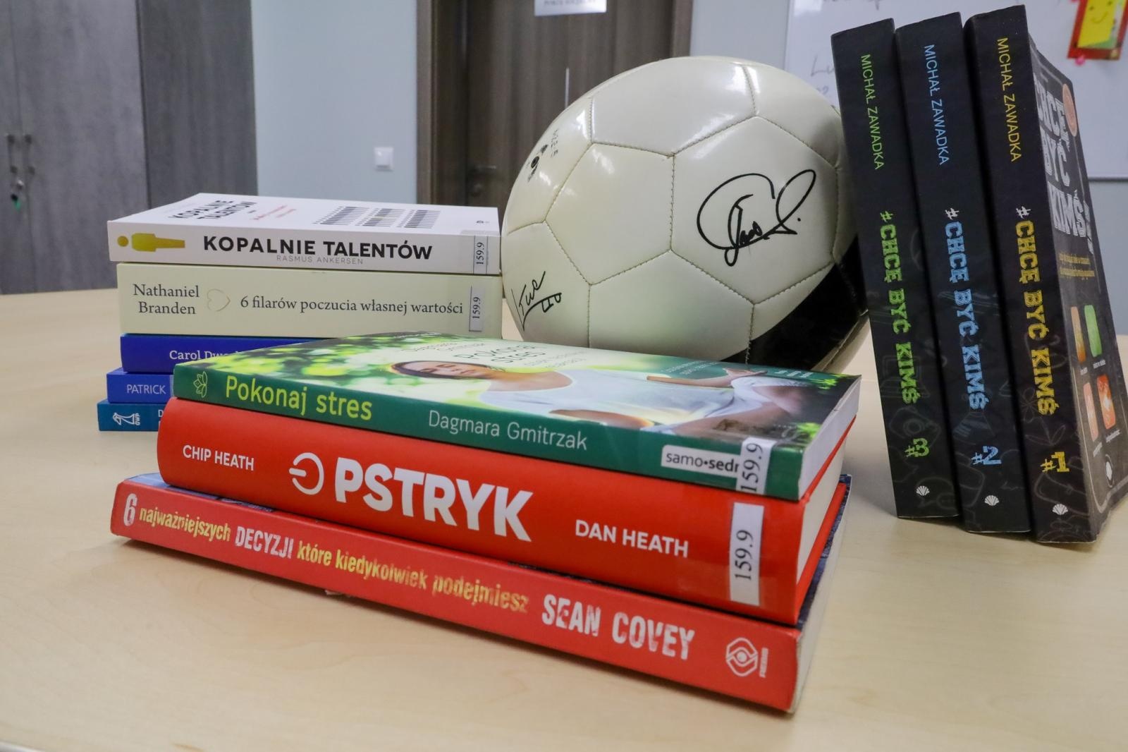 Zdjęcie w galerii na portalu naszraciborz.pl: Raciborska biblioteka rozbudowała dział sportowy wiadomości z regionu