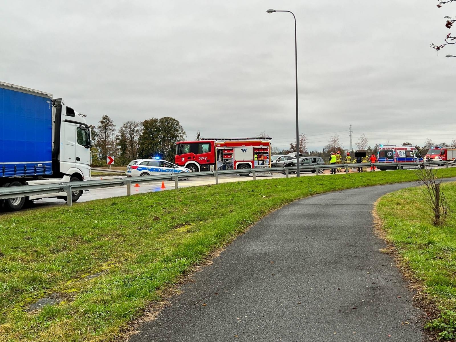 Zdjęcie w galerii na portalu naszraciborz.pl: Wypadek na Piaskowej. Zderzenie mazdy i lexusa [FOTO] wiadomości z regionu