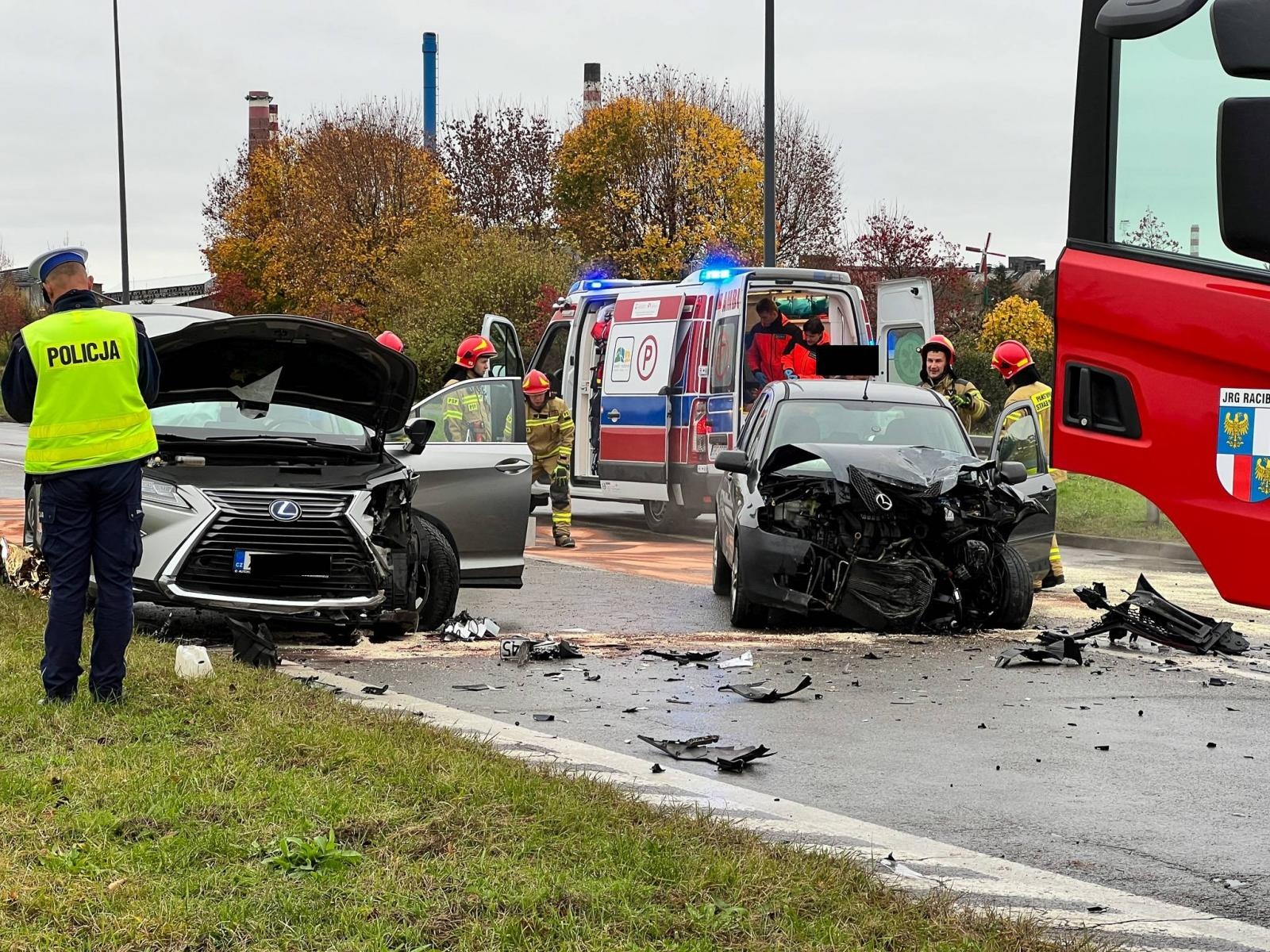 Zdjęcie w galerii na portalu naszraciborz.pl: Wypadek na Piaskowej. Zderzenie mazdy i lexusa [FOTO] wiadomości z regionu