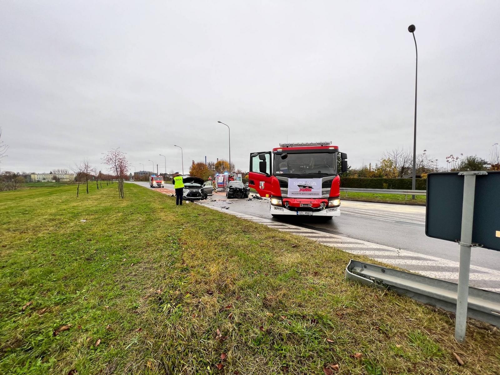 Zdjęcie w galerii na portalu naszraciborz.pl: Wypadek na Piaskowej. Zderzenie mazdy i lexusa [FOTO] wiadomości z regionu