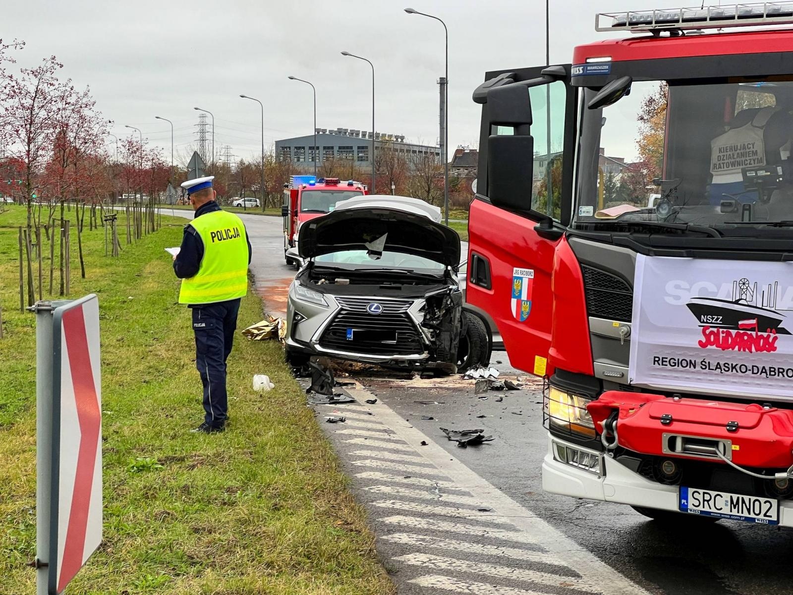 Zdjęcie w galerii na portalu naszraciborz.pl: Wypadek na Piaskowej. Zderzenie mazdy i lexusa [FOTO] wiadomości z regionu