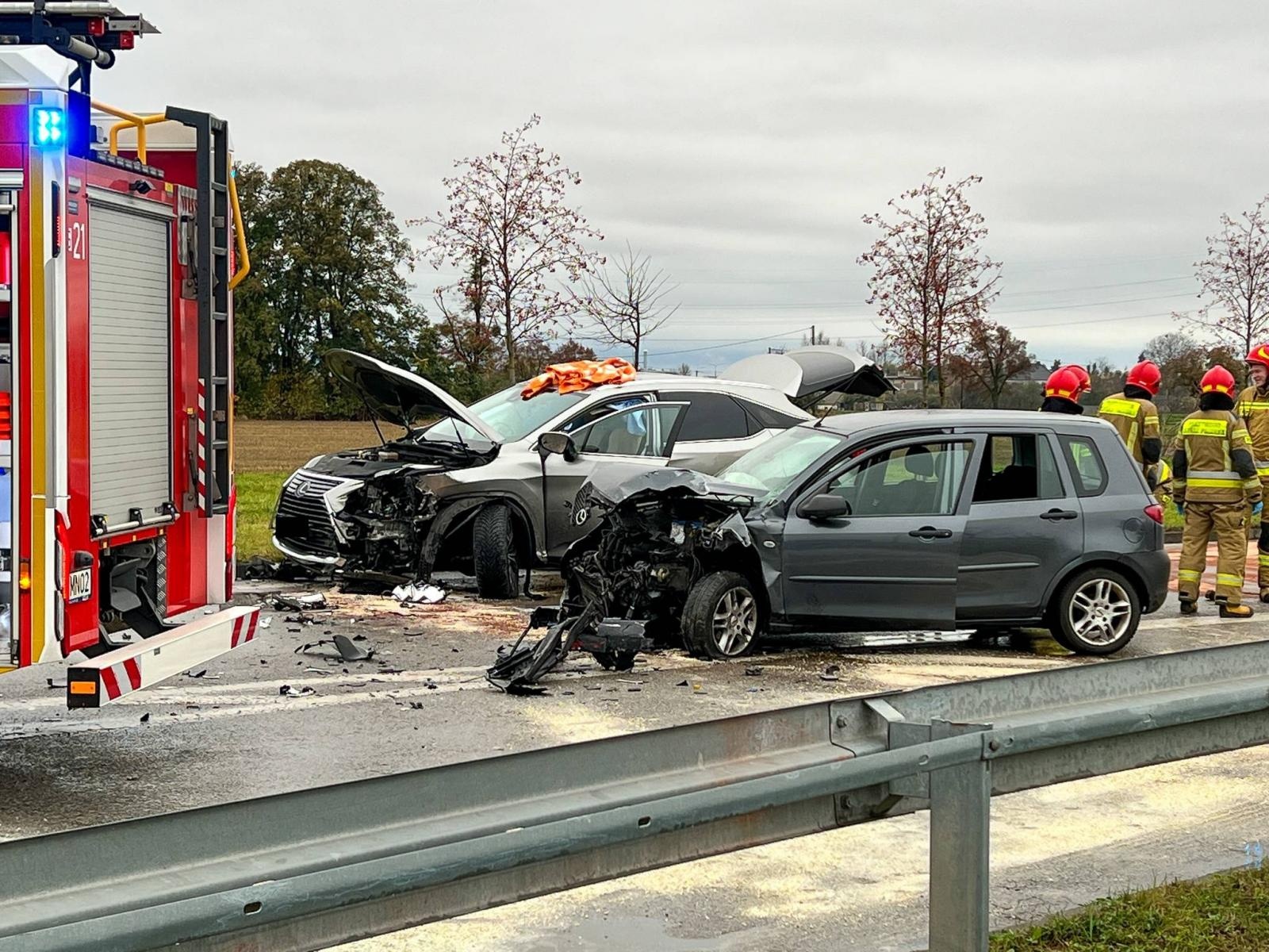 Zdjęcie w galerii na portalu naszraciborz.pl: Wypadek na Piaskowej. Zderzenie mazdy i lexusa [FOTO] wiadomości z regionu