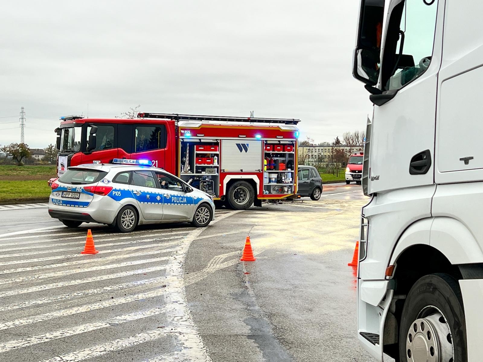 Zdjęcie w galerii na portalu naszraciborz.pl: Wypadek na Piaskowej. Zderzenie mazdy i lexusa [FOTO] wiadomości z regionu