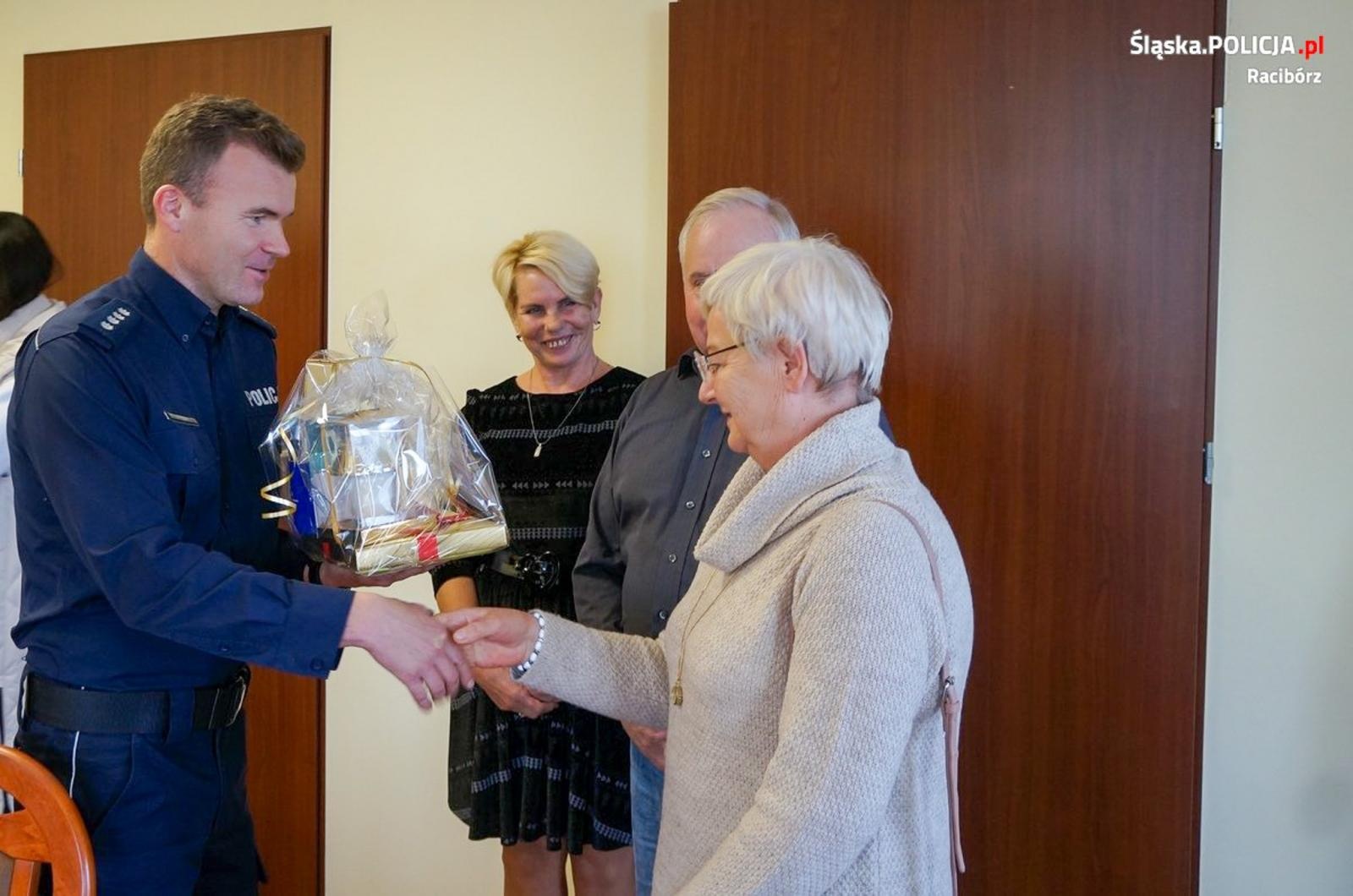 Zdjęcie w galerii na portalu naszraciborz.pl: Super Seniorzy odebrali upominki na komendzie wiadomości z regionu