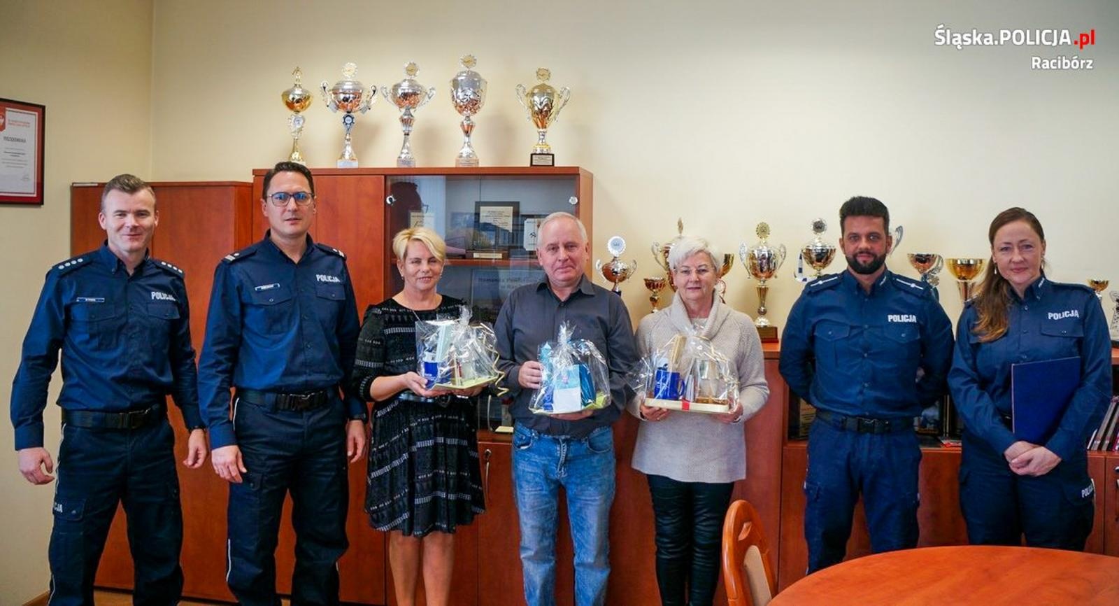 Zdjęcie w galerii na portalu naszraciborz.pl: Super Seniorzy odebrali upominki na komendzie wiadomości z regionu