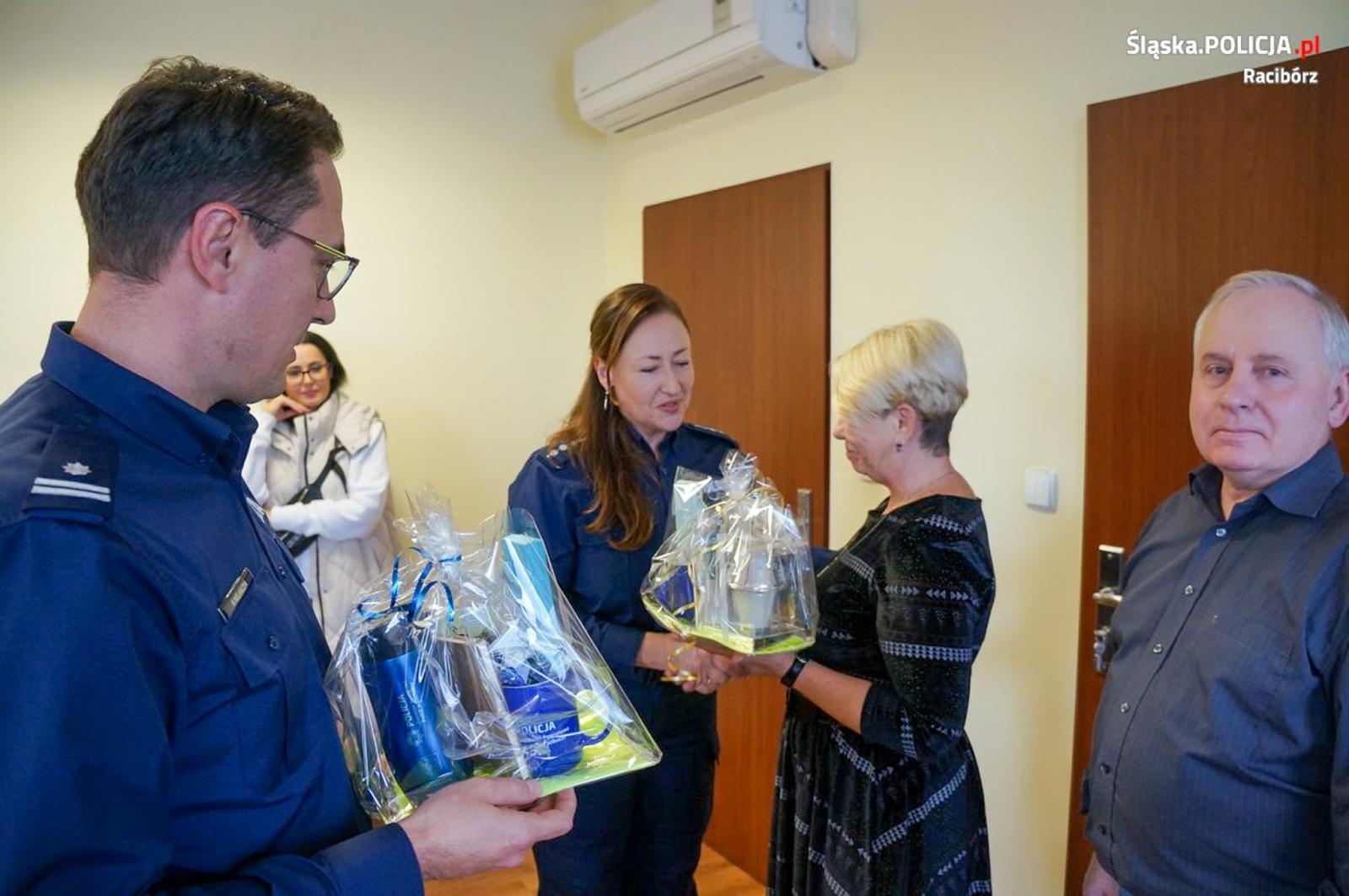 Zdjęcie w galerii na portalu naszraciborz.pl: Super Seniorzy odebrali upominki na komendzie wiadomości z regionu